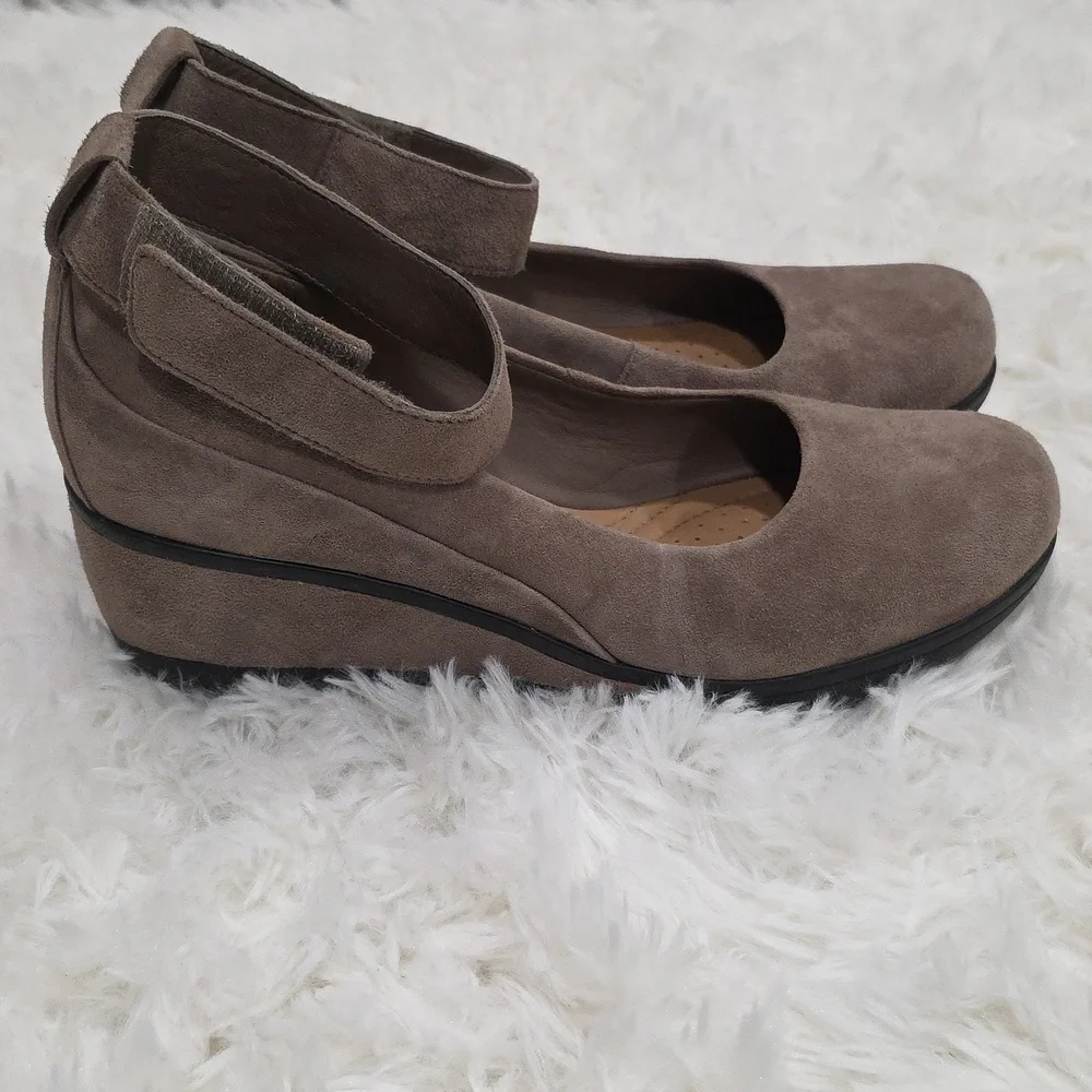 Clarks Wynnmere Fox Ankle Wedge Pump. Size 7